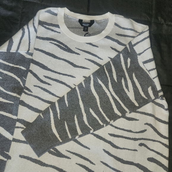 Vera Wang Sweater - Picture 1 of 7